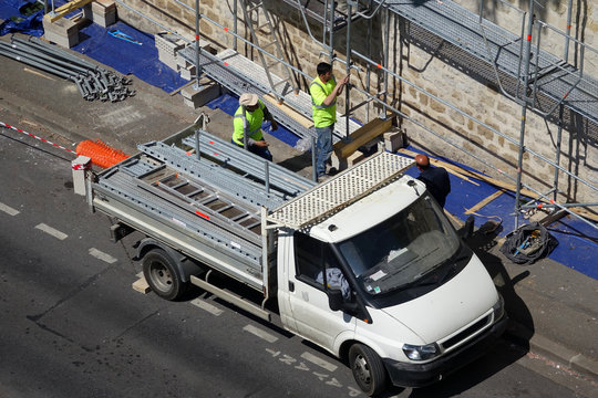 Des ouvriers mettant en place un &eacute;chafaudage