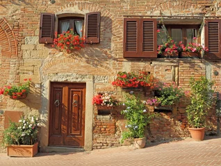 Fotobehang prachtige doorgang naar het Toscaanse huis versierde bloemen © Malgorzata Kistryn