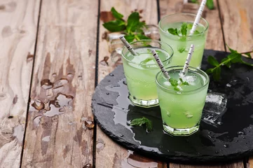 Crédence de cuisine en verre imprimé Cocktail Cocktail vert au rhum et à la menthe