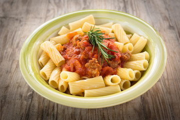 Maccheroni sugo e salsiccia
