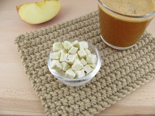 Apfelsaft und getrocknete Apfelstücke