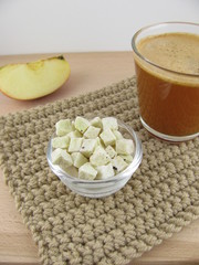 Apfelsaft und getrocknete Apfelstücke