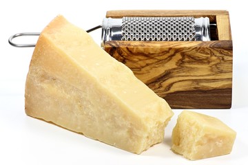 italienischer Grana Padano Käse mit Reibe isoliert auf weißem Hintergrund