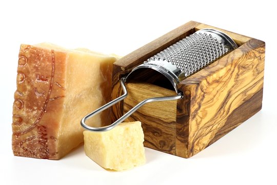 italienischer Grana Padano Käse mit Reibe isoliert auf weißem Hintergrund