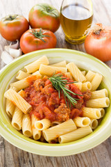 Maccheroni sugo e salsiccia