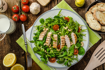 Arugula and lamb's lettuce with grilled chiken