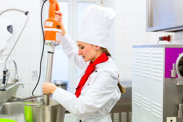 Köchin bei der Eiscreme Zubereitung