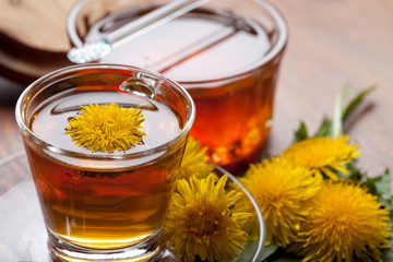 Löwenzahn Tee mit frischen Blüten, Blättern und Honig