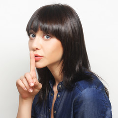 Naklejka premium Beautiful young surprised woman.