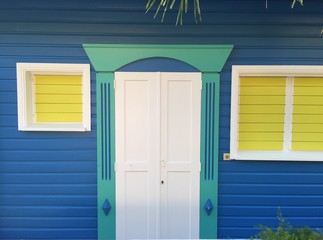 Casa porta in legno e finestre colorate