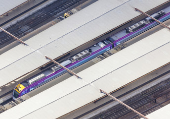 Luchtfoto van trein in een treinstation