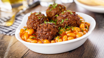 Hackbällchen und gebackene Bohnen - Meatballs and baked beans