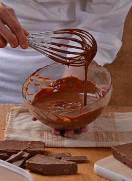 Cocinero mezclando y preparando chocolate.