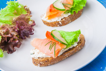 sandwiches with salmon and cream cheese