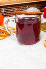 Glühwein mit Zimtstange