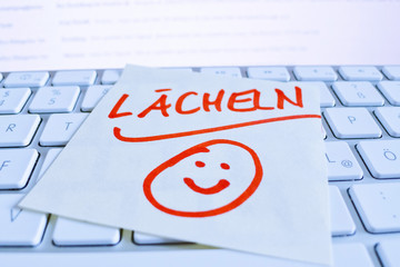 Notiz auf Computer Tastatur: Lächeln