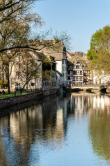 Fototapeta na wymiar Historische Fachwerk Häuser spiegeln sich im Kanal in Straßburg