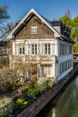 Fototapeta na wymiar Historisches Fachwerk Haus am Kanal in Straßburg