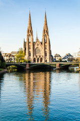 Fototapeta na wymiar Kirche spiegelt sich im Kanal in Straßburg