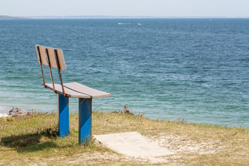 Face à la mer à la pointe de Mousterlin dans le Finistère