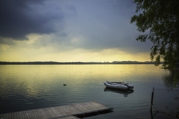 Obraz premium Moody clouds over the lake