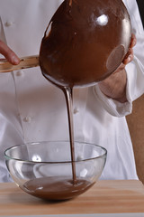 Cocinero preparando crema de chocolate