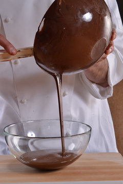 Cocinero preparando crema de chocolate