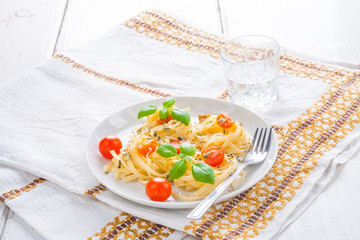 Spaghetti with blue cheese, tomatoes and basil