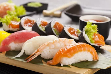 Fotobehang De samenstelling van nigiri sushi © gkrphoto
