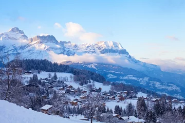 Photo sur Plexiglas Mont Blanc amazing beautiful panoramic view of Combloux village at sunset in french Alps