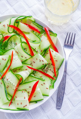 Salad with cucumber, paprika and linseed