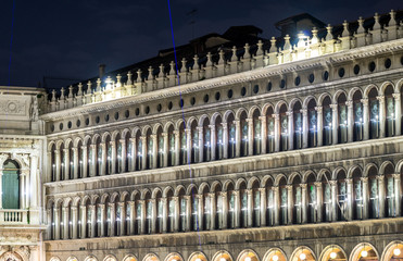 Fototapeta premium VENICE - APRIL 6, 2014: Tourists enjoy St Mark Square on a sprin