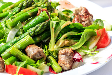Grüner Salat mit Spargel und italienisch Salsiccia