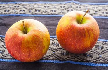 Two apples on the cloth