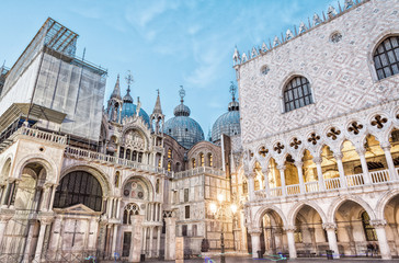 Obraz premium Venice night lights in St Mark Square