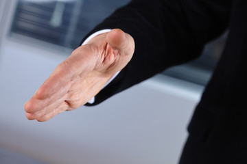 Obraz premium Businessman extending hand to shake
