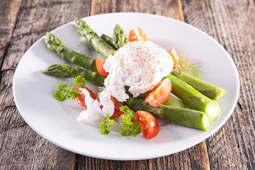 asparagus salad with poached egg