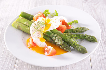 asparagus salad with poached egg