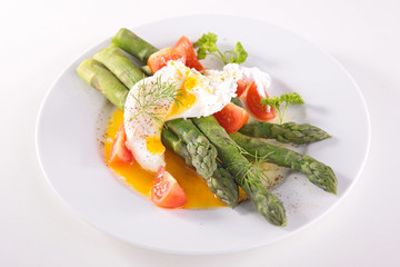 asparagus salad with poached egg