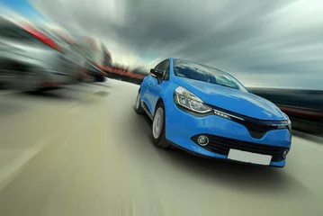 Photo sur Aluminium Voitures rapides voiture bleue en mouvement