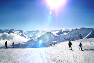 Skipiste Alpenpanorama morgens Gegenlicht Montafon Vorarlberg