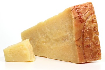 italienischer Grana Padano Käse isoliert auf weißem Hintergrund
