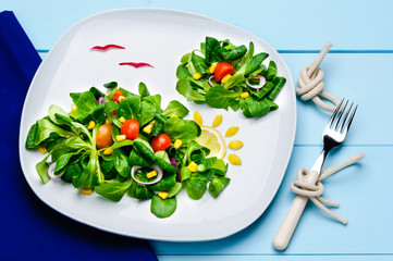 Nuvole di insalata nel piatto