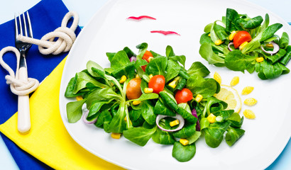 Nuvole di insalata nel piatto