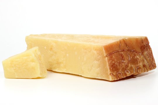 italienischer Grana Padano Käse isoliert auf weißem Hintergrund