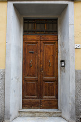 Porta in legno, ingresso vecchia casa signorile