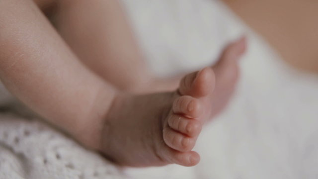 newborn baby wiggles feet