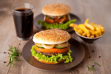 Hamburger mit Getränk und Fritten