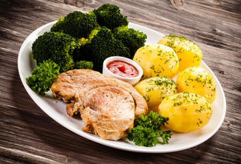 Steak, boiled potatoes and vegetables
