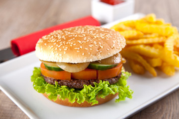 Frischer Hamburger mit Pommes Frites